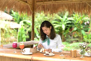 Poolside bar - Paradiso Phu Quoc Resort (Phu Quoc)