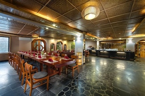 2 restaurants, breakfast, lunch, dinner served; Asian cuisine
