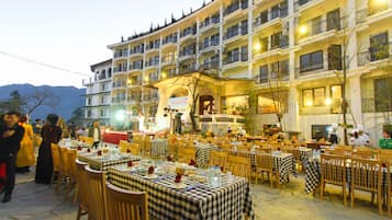 2 restaurants, breakfast, lunch, dinner served; Asian cuisine