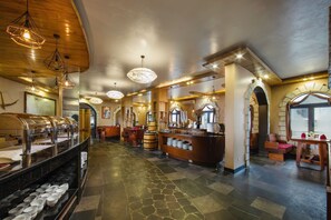 2 restaurants servant le petit déjeuner, spécialités Cuisine asiatique