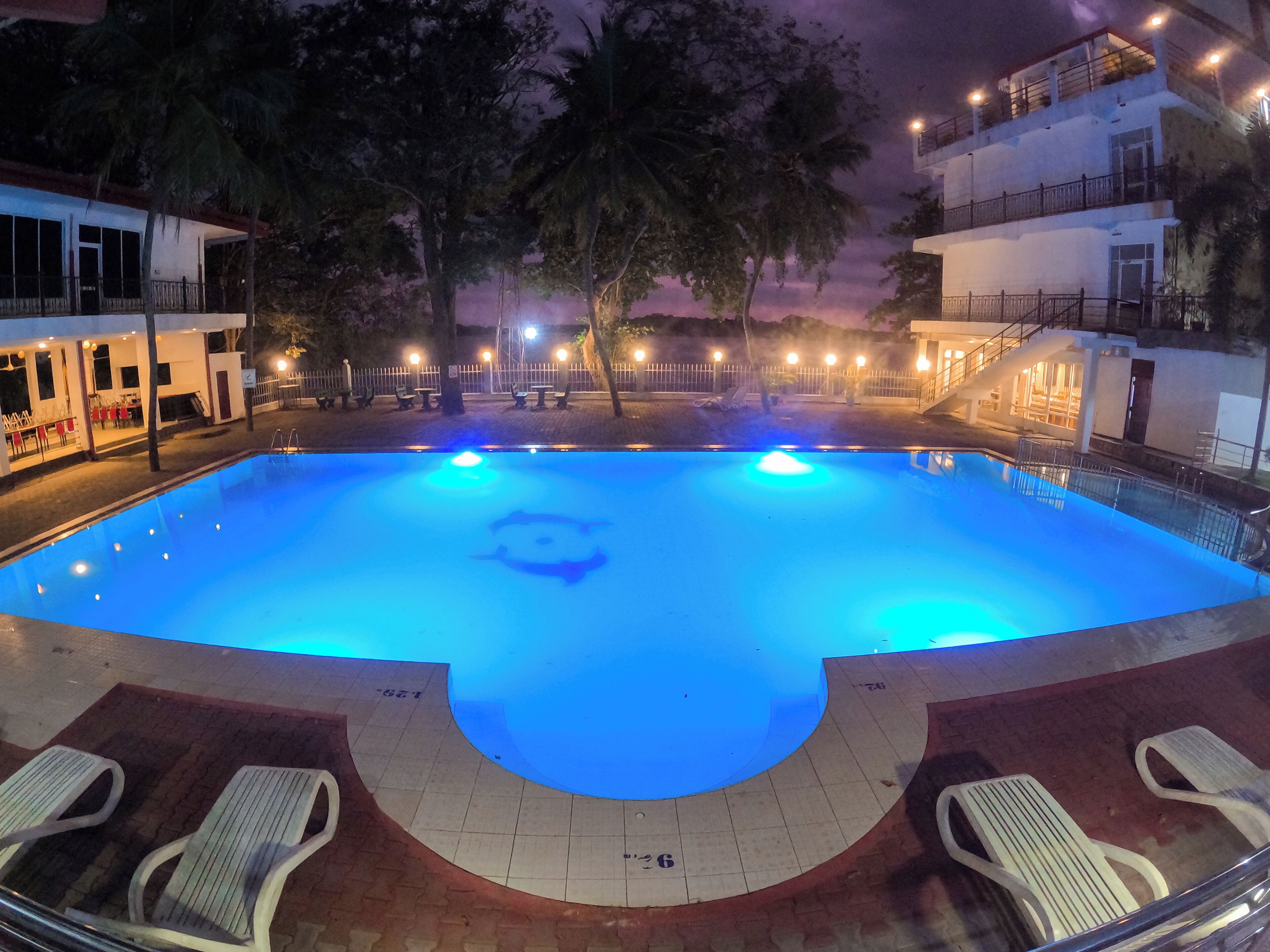 Piscina externa, espreguiçadeiras