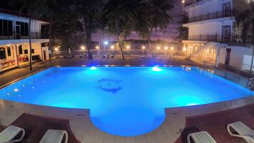 Outdoor pool, sun loungers