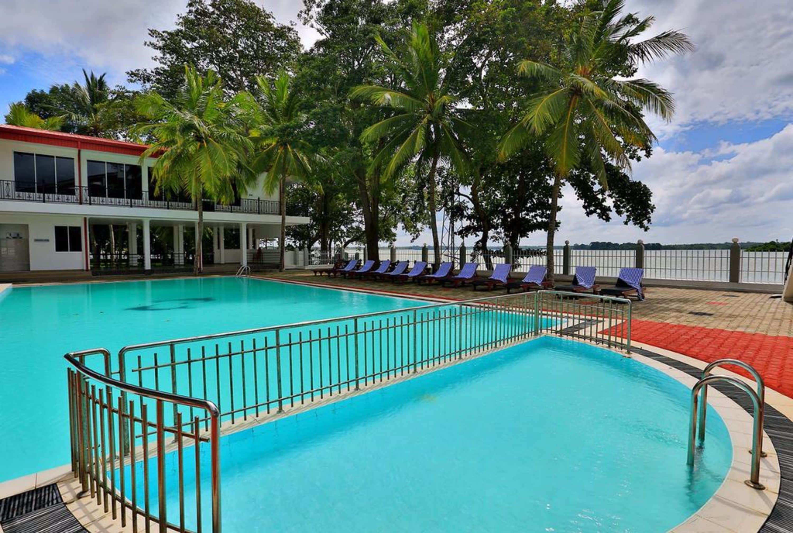 Kolam renang outdoor, dengan kursi berjemur