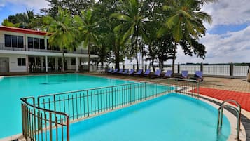 Kolam renang outdoor, dengan kursi berjemur