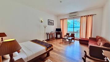 Minibar, in-room safe, individually decorated, individually furnished