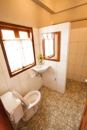 Douche, articles de toilette (gratuits), serviettes fournies