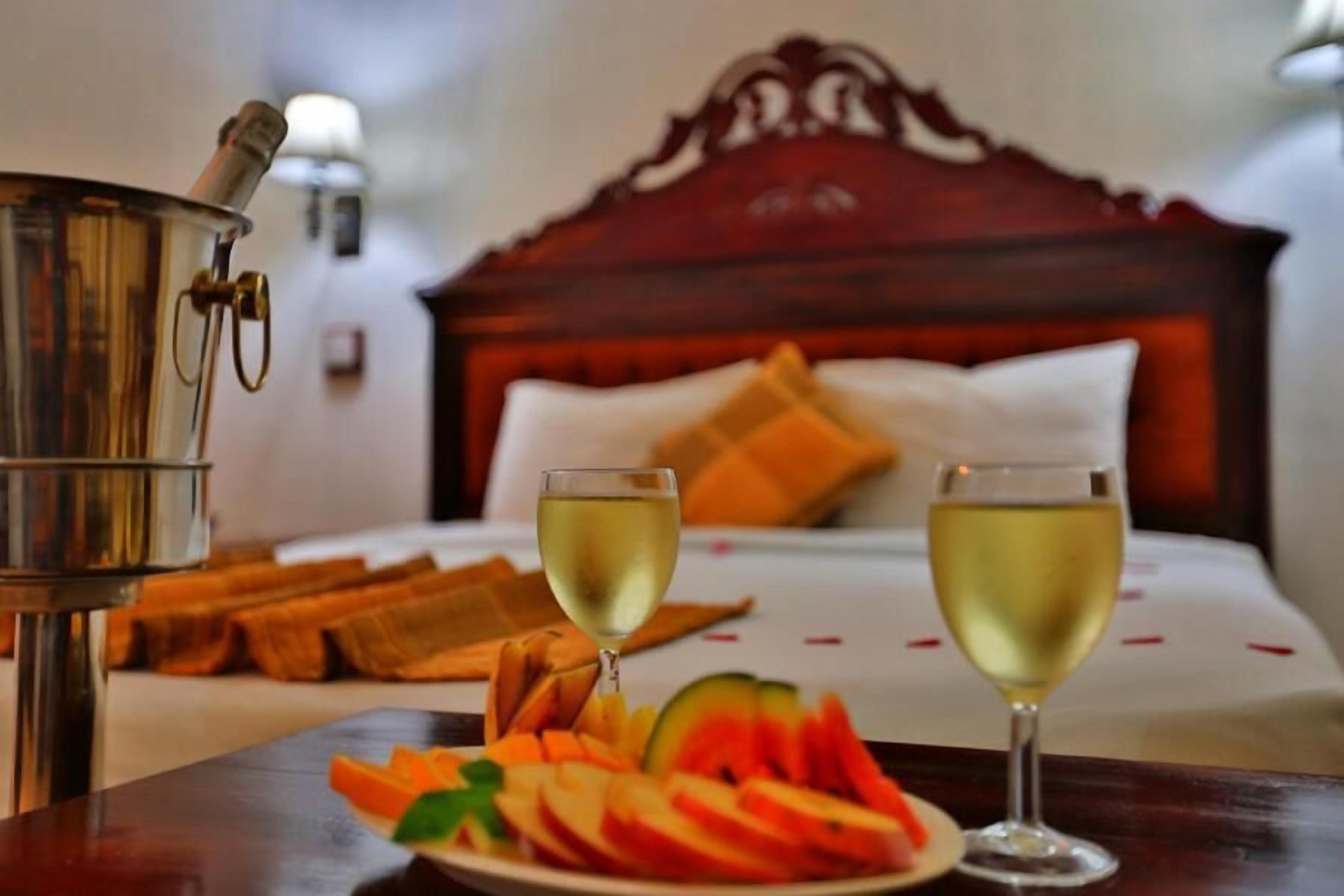 Safe på rommet, skrivebord, blendingsgardiner og lydisolert