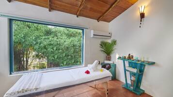 Couples treatment rooms, sauna, steam room, body treatments