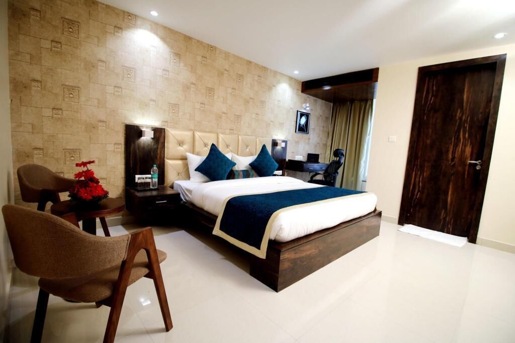 Premium bedding, minibar, desk, blackout drapes