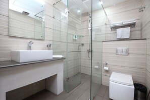 Een douche, gratis toiletartikelen, een haardroger, handdoeken