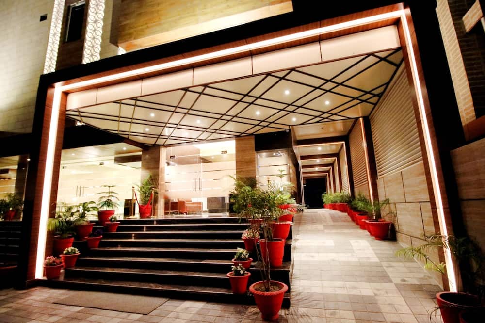 Pinnacle by Click Hotels, Lucknow