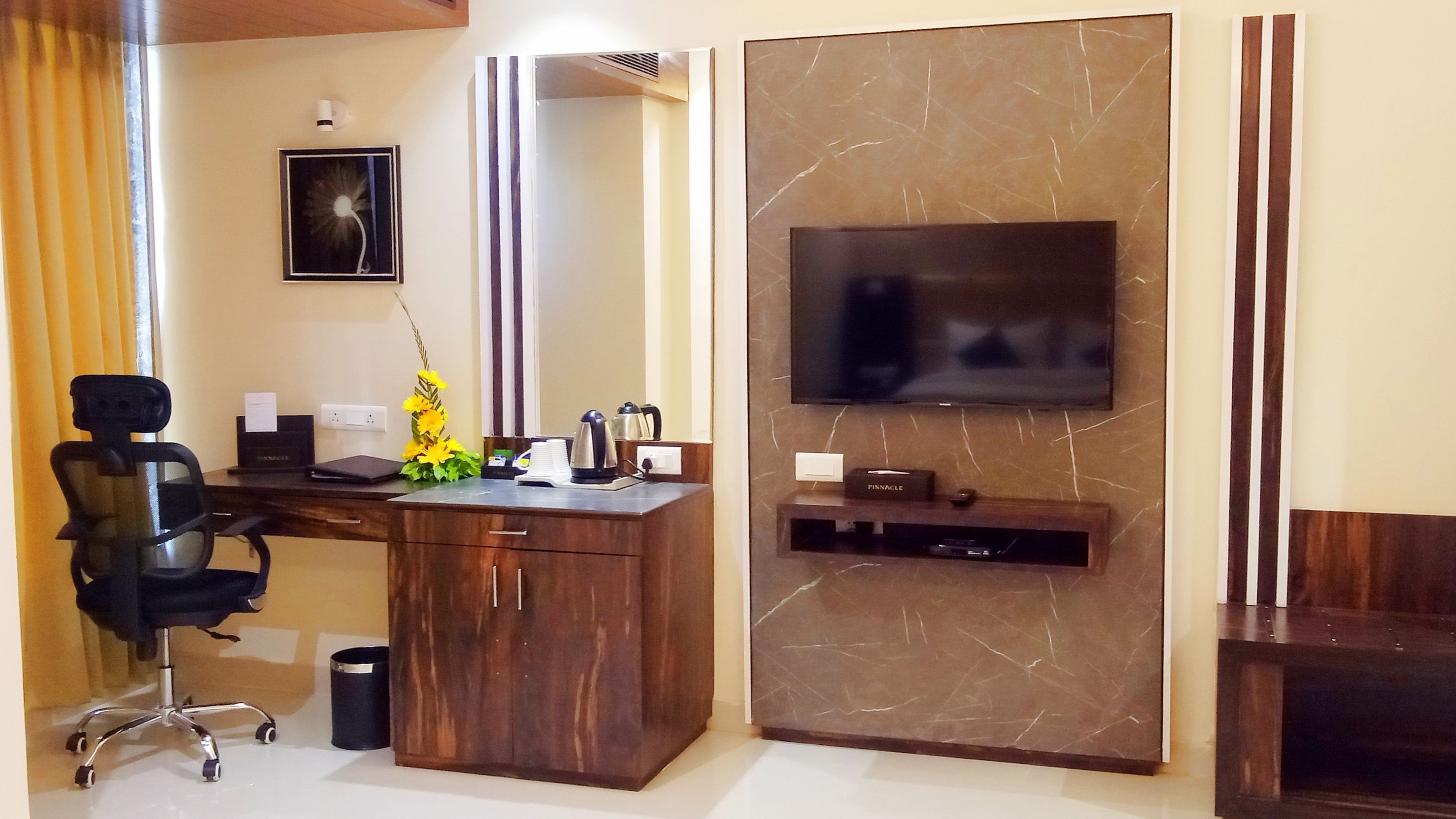 deluxe double or twin room | living area | lcd tv