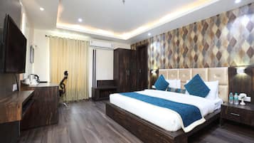 Habitación ejecutiva doble | Ropa de cama de alta calidad, minibar, escritorio y cortinas opacas