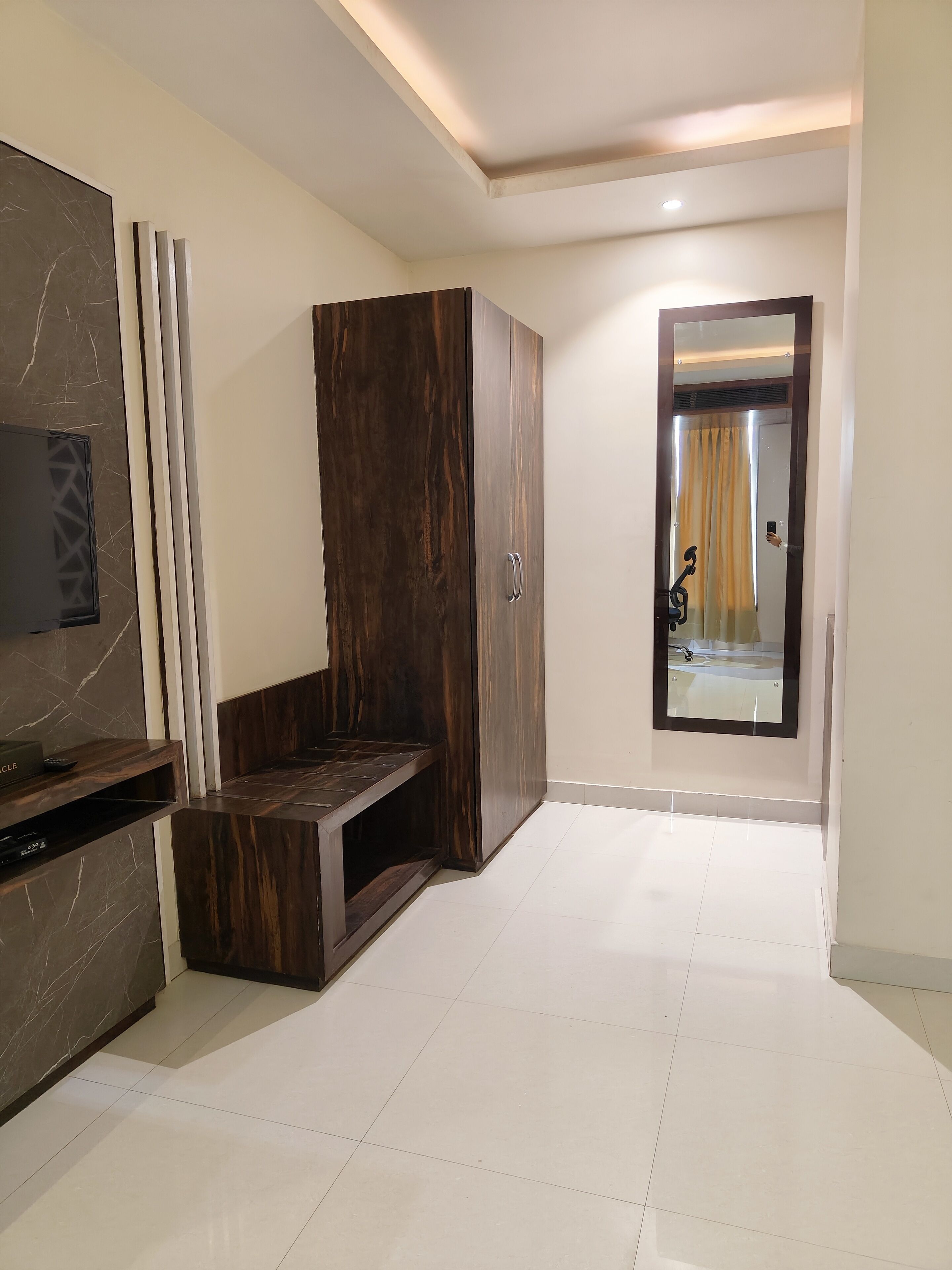 Seprai premium, minibar, meja kerja, dan tirai kedap cahaya