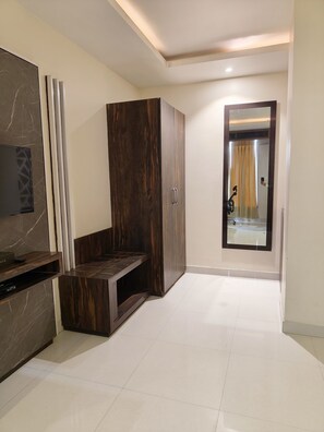 Premium bedding, minibar, desk, blackout curtains - Pinnacle by Click Hotels, Lucknow (Lucknow)