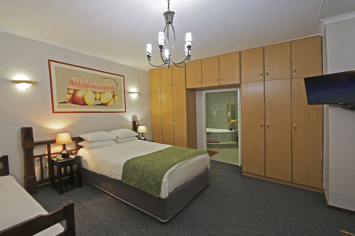 Habitación doble | Ropa de cama de alta calidad, escritorio, camas supletorias