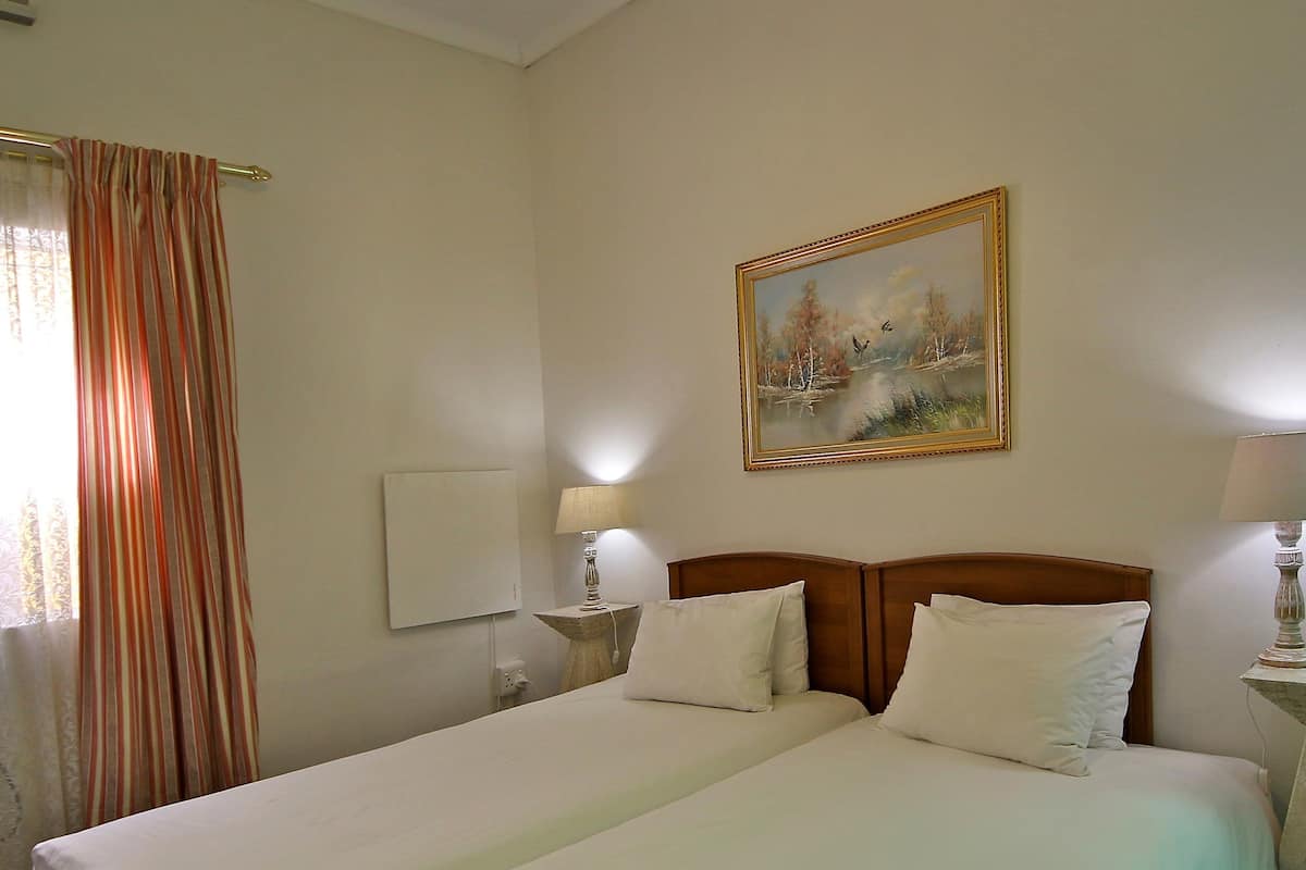 Habitación con 2 camas individuales | Ropa de cama de alta calidad, escritorio, camas supletorias