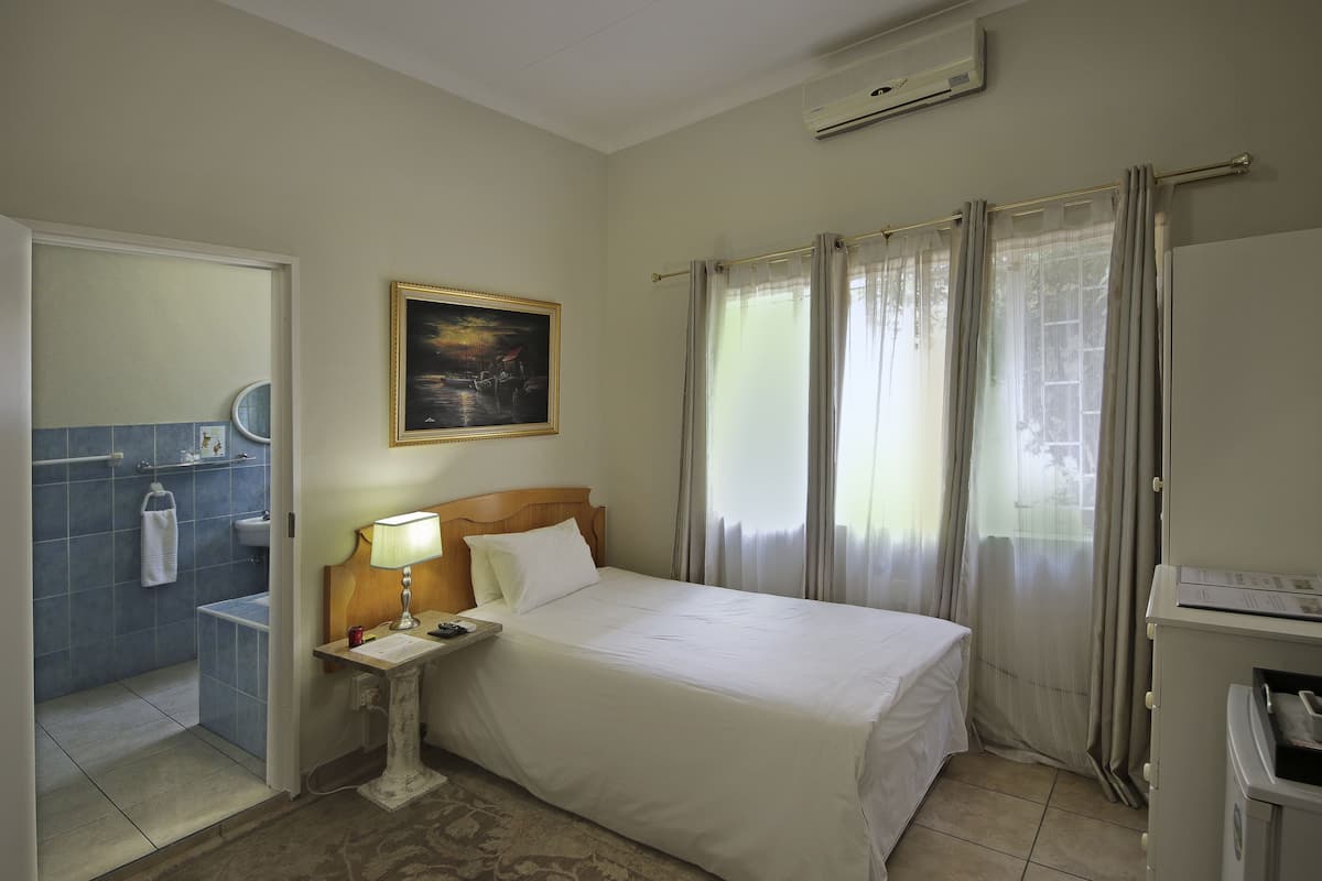 Habitación individual | Ropa de cama de alta calidad, escritorio, camas supletorias