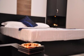 Desk, soundproofing, iron/ironing board - Hotel Cockpit Airport Reach (Seeduwa - Katunayake)