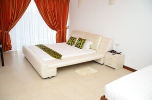 Habitación familiar, 1 cama King size | Escritorio, insonorización y tabla de planchar con plancha 