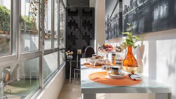 Appartement Luxe, 2 chambres, 2 salles de bains | Coin séjour | Télévision à écran plat de 26 pouces avec chaînes numériques, télévision