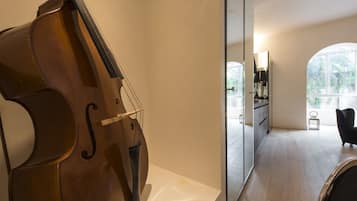 Appartement Luxe, 2 chambres, 2 salles de bains | Coin séjour | Télévision à écran plat de 26 pouces avec chaînes numériques, télévision