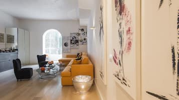 Appartement Luxe, 2 chambres, 2 salles de bains | Coin séjour | Télévision à écran plat de 26 pouces avec chaînes numériques, télévision