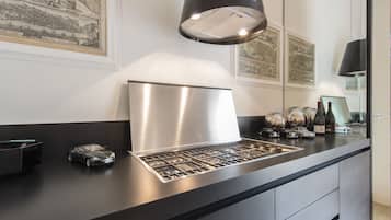 Departamento de lujo, 2 habitaciones, 2 baños | Cocina privada | Refrigerador con congelador, microondas, horno y parrilla de estufa