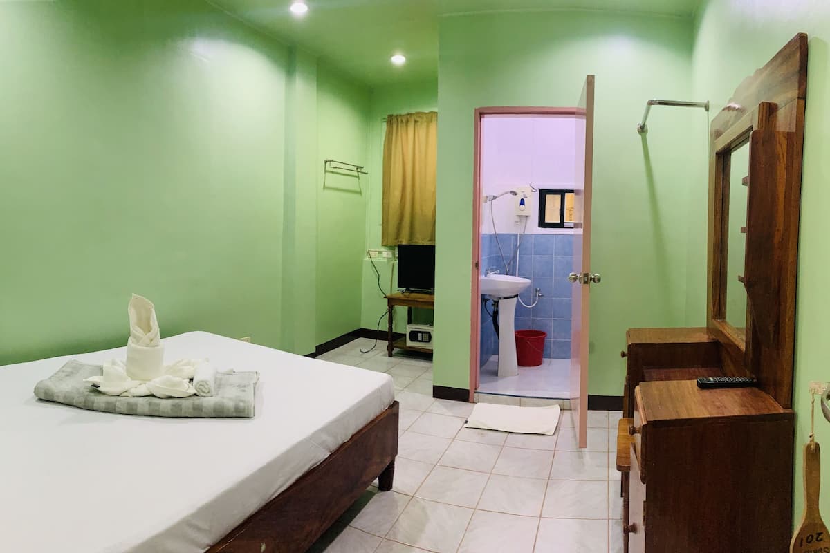 Double Room, 1 Double Bed | In-room safe, desk, iron/ironing board, free WiFi