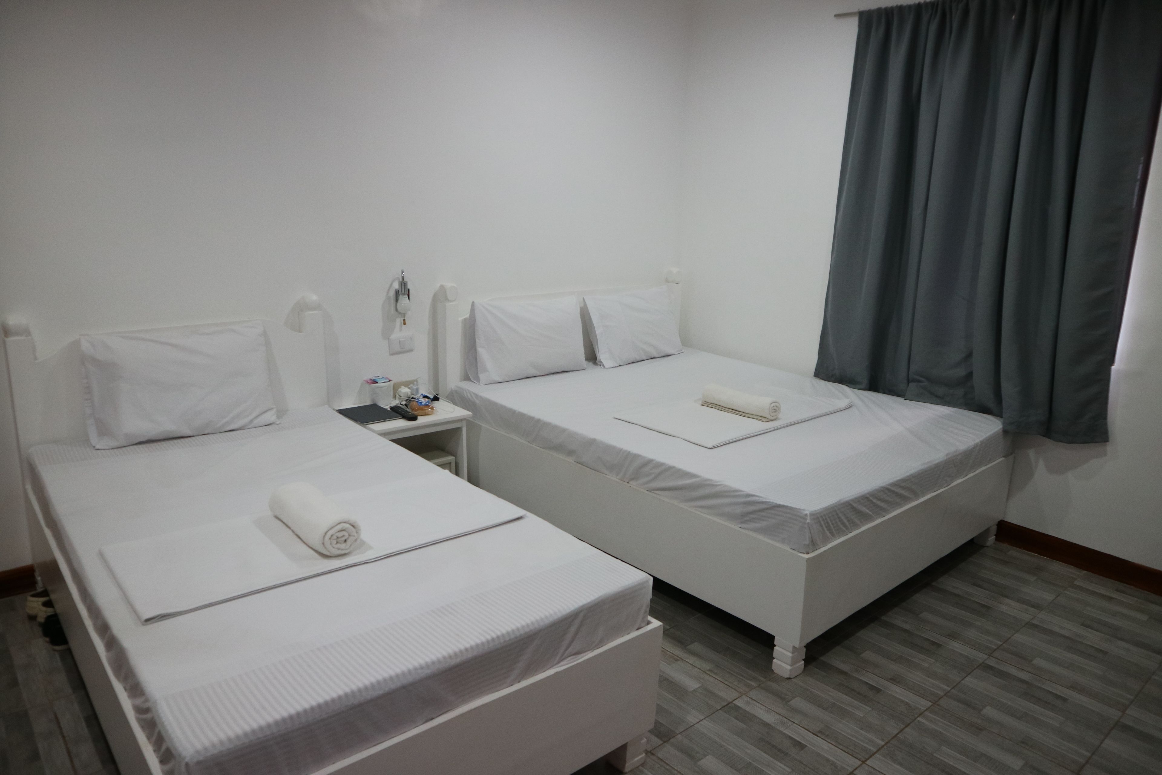 Habitación con 2 camas individuales, Terraza | Caja de seguridad en la habitación y escritorio 