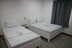 Twin kamer, terras | Een kluis op de kamer, een bureau, een strijkplank/strijkijzer