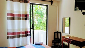 A room with a bed, a desk, a chair, a ceiling fan, and a window with curtains. - Yuu-lee Casa Bendita Huatulco (Santa María Huatulco)