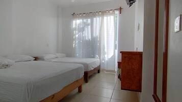 Habitación estándar, 2 camas matrimoniales | Tabla de planchar con plancha, wifi gratis y ropa de cama