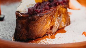 A dessert with a slice of cake topped with fruit and cream. - Yuu-lee Casa Bendita Huatulco (Santa María Huatulco)