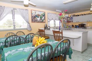 Dining - Aniva's Place (Apia)