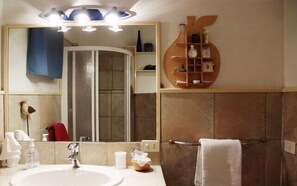 Ducha, artículos de tocador gratuitos, secador de pelo, batas
