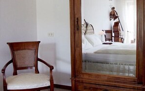 Roupas de cama premium, escrivaninha, quartos à prova de som