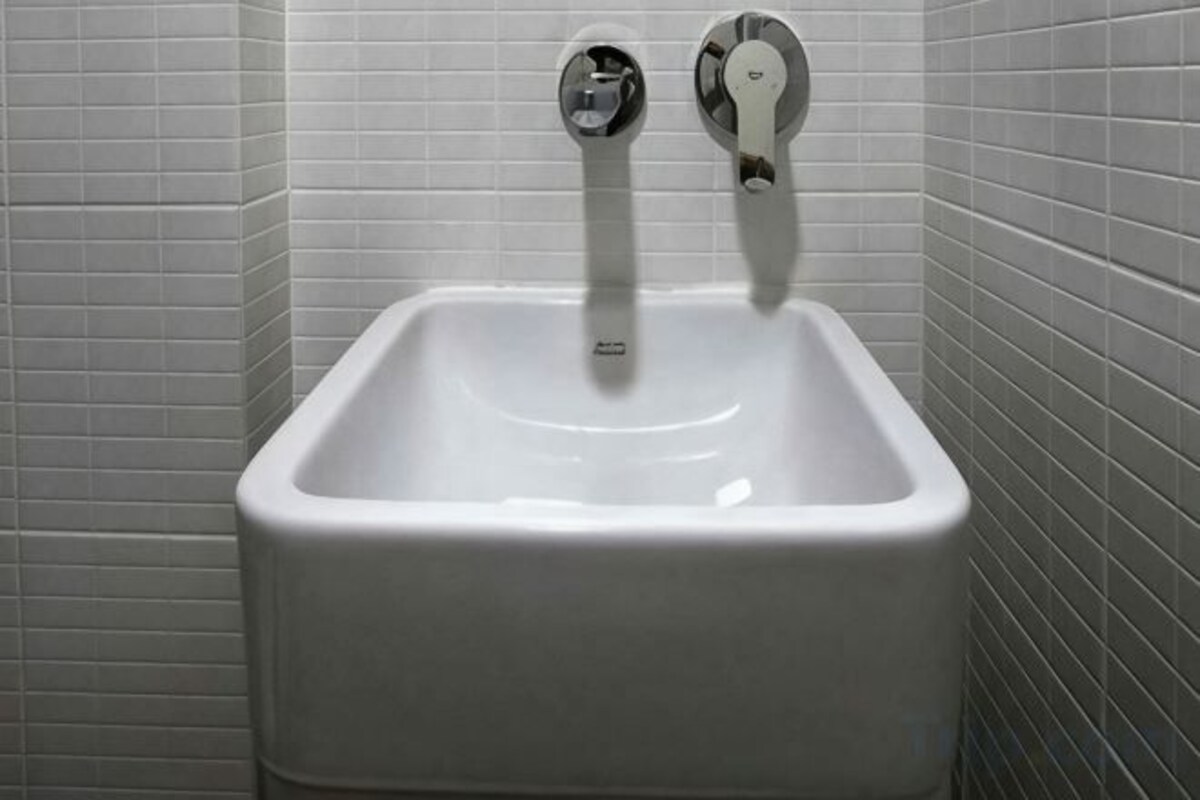 Shower, free toiletries, towels