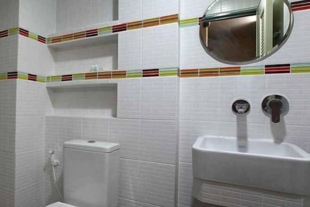 Ducha, artículos de tocador gratuitos, toallas