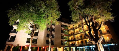 Bagian depan properti - sore/malam