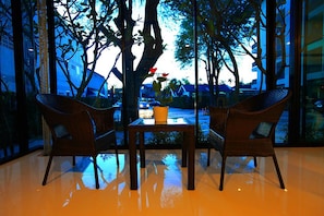 Coin salon dans le hall