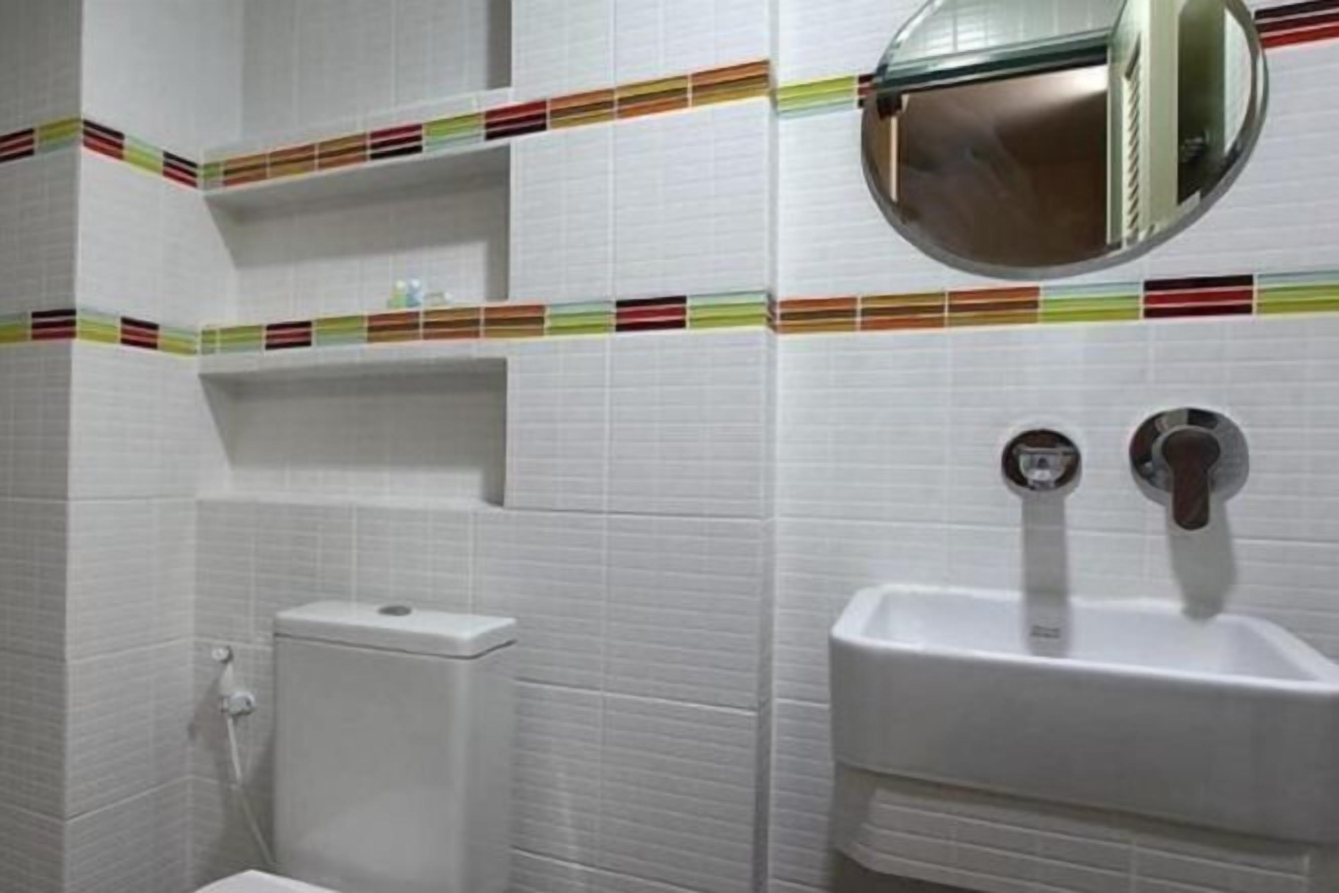 Bathroom | Shower, free toiletries, towels