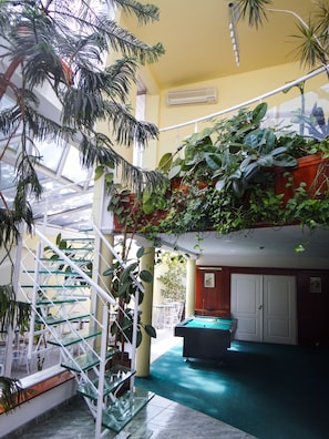 Coin salon dans le hall