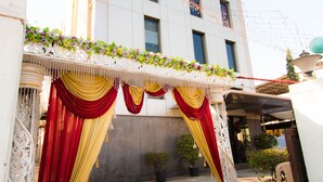 Front of property - Seasons Hotel (Mumbai)