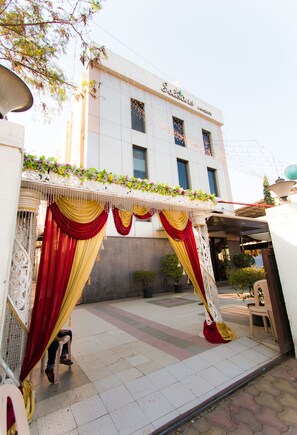 Front of property - Seasons Hotel (Mumbai)