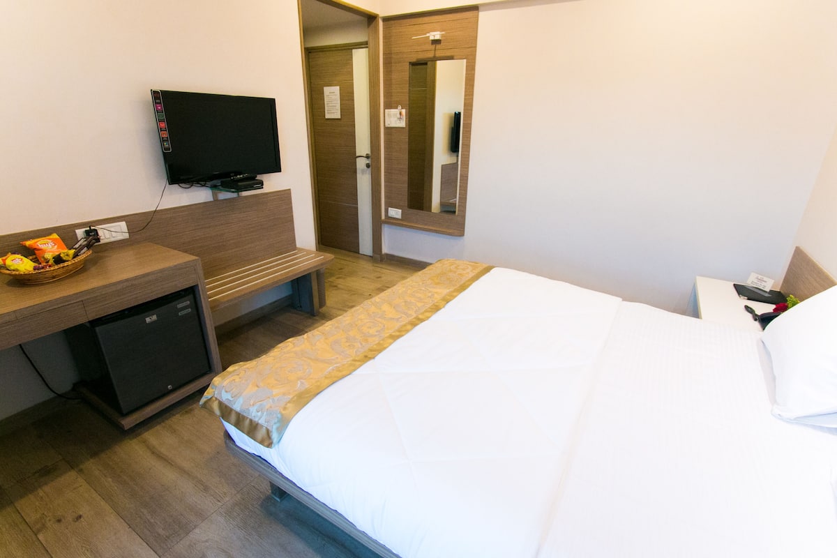 Deluxe-huone | Minibaari, työpöytä, silitysrauta/-lauta, ilmaiset lisävuoteet