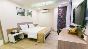 Deluxe Room | Minibar, desk, iron/ironing board, rollaway beds (free) - Seasons Hotel (Mumbai)