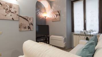 Apartament, 1 dormitori | Sala d'estar | Televisor de 26 polzades amb canals digitals