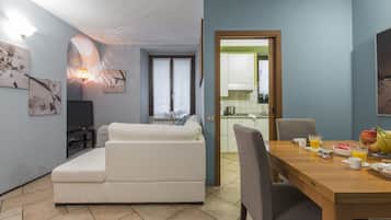 Apartment, 1 Schlafzimmer | Wohnbereich | 26-Zoll-Fernseher mit Digitalempfang