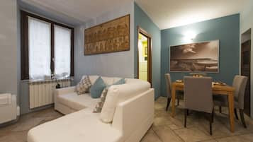 Apartamento, 1 habitación | Zona de estar | Televisión de 26 pulgadas con canales digitales